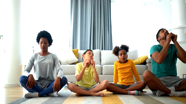 家庭在家里练习瑜伽视频素材