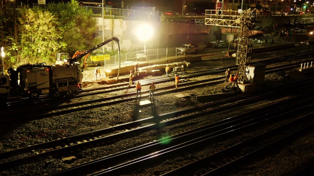 铁路工人在铁路轨道上的时间流逝视频下载