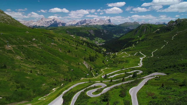 航拍摄影机拍摄的意大利多洛米特Passo Pordoi山路视频素材