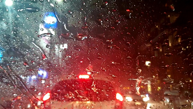 车外下雨，雨水滴落在车前与交通堵塞视频下载