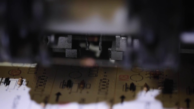 工业自动化技术的机器人PCB装配的特写视频素材