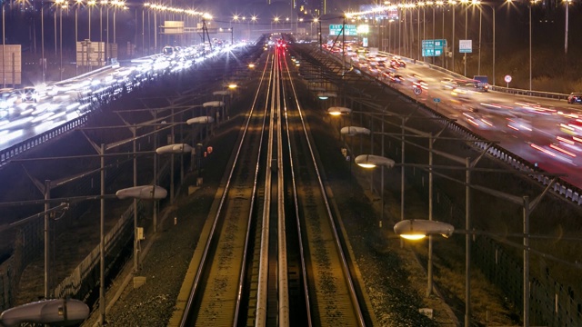 T/L TU地铁和汽车在晚上/北京，中国视频下载