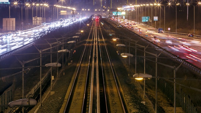 T/L地铁列车和汽车在晚上/北京，中国视频下载
