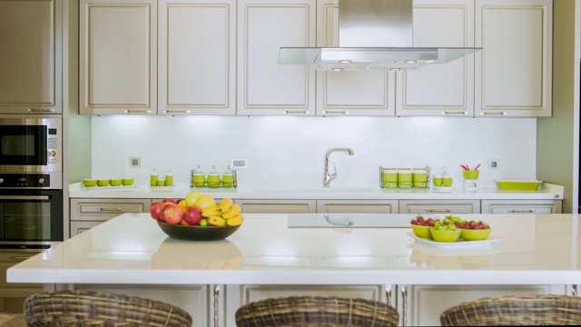 滑动宽镜头优雅的厨房柜台在明亮的一天视频下载