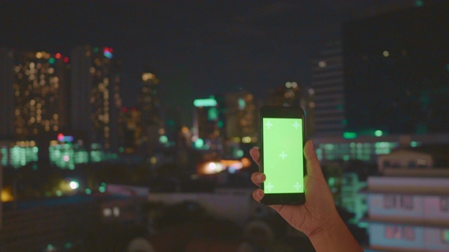 色度键:智能手机在城市的夜晚视频素材