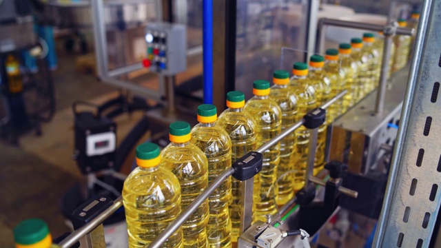 葵花籽油的生产和装瓶。视频素材
