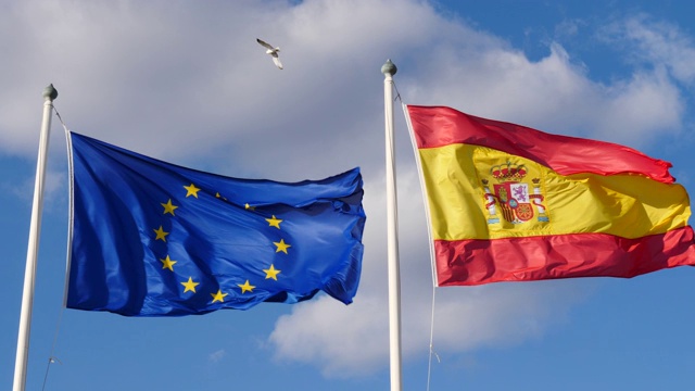 天空中西班牙和欧盟的旗帜视频下载