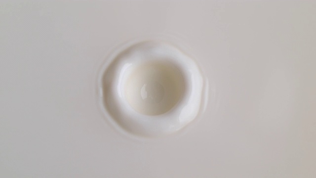 牛奶滴掉进白色奶油液体视频下载
