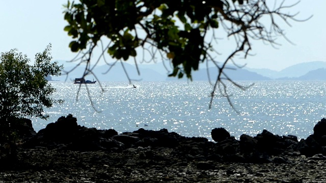 从岩石滩上看到的帆船。视频下载