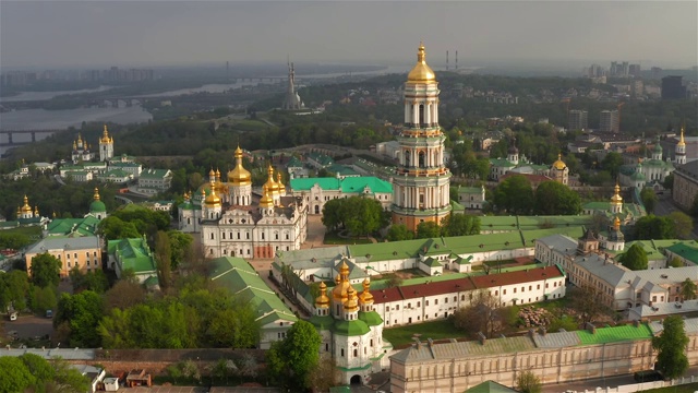鸟瞰图基辅佩切尔斯克拉夫拉被夕阳光线照亮，基辅，乌克兰视频素材