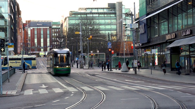 在芬兰的赫尔辛基老城，大街上到处都是行人和有轨电车视频素材