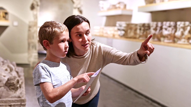 女导师和男孩在博物馆看展览视频下载