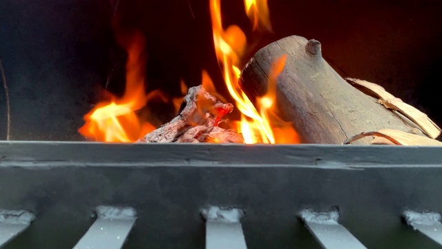 室外燃烧木柴的特写镜头。天然木火的羊肉串。为炸肉准备的煤。视频素材