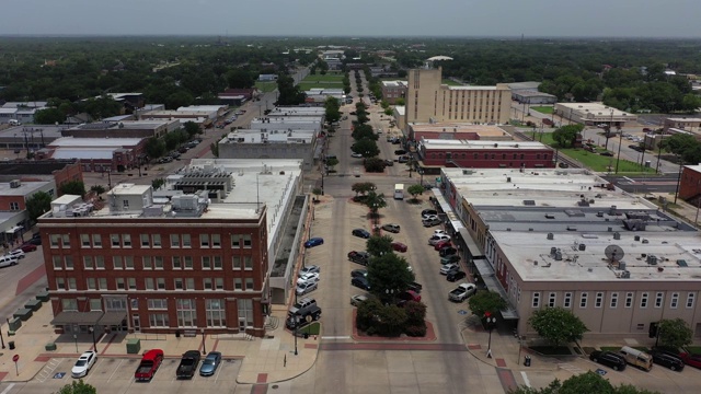 美国德克萨斯州布莱恩市中心中午的主要街道交通视频素材