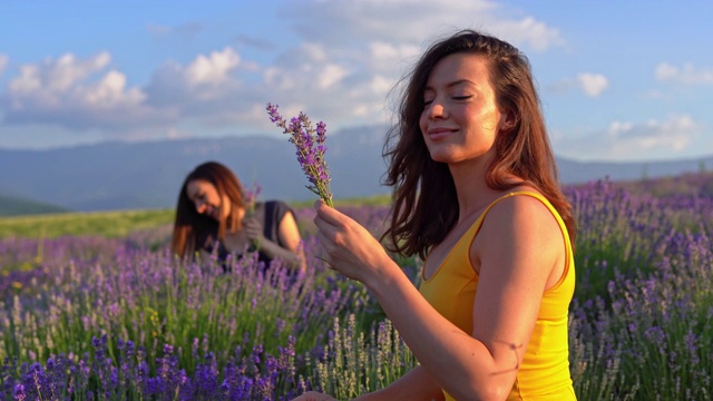 美丽的年轻女子在薰衣草田享受夏天的下午视频下载