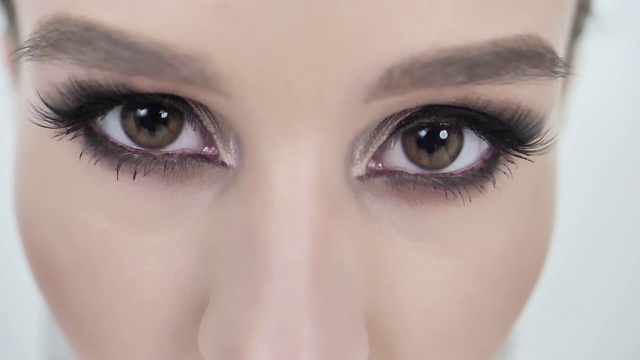 美丽的女人的眼睛与长睫毛迷人的化妆年轻女人视频素材