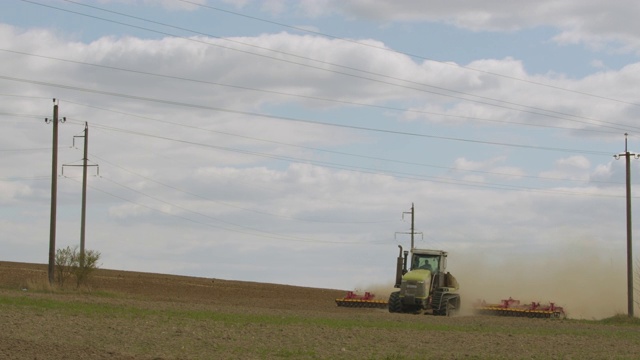 一台拖拉机正在耕地。准备播种。4 k视频素材