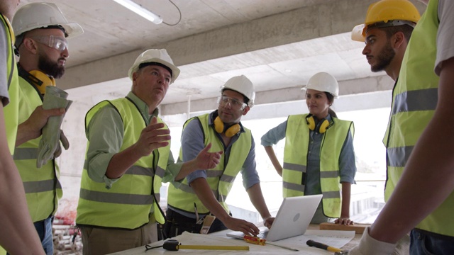 一个建筑工地的经理与一个加入他的团队的年轻人握手视频素材