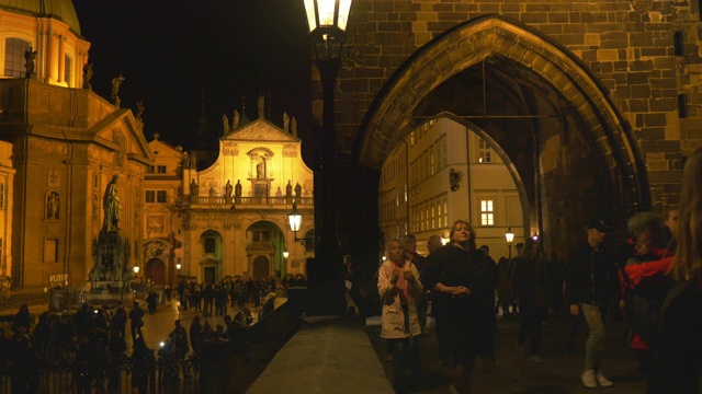 布拉格老城桥塔和圣救世主教堂(圣救世主教堂)的夜晚视频素材