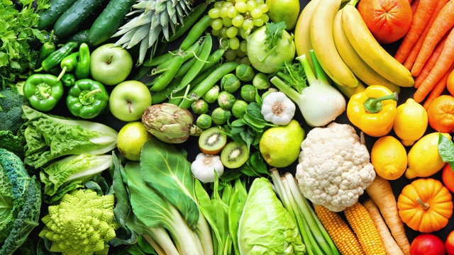 各种新鲜的有机水果和蔬菜在彩虹的颜色视频下载