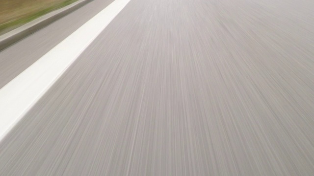 高速公路上飞驰的汽车视频素材