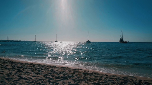 巴利阿里岛福门特拉海中的蓝天船视频素材