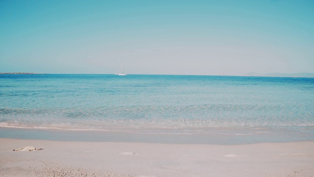 巴利阿里岛Formentera透明的蓝色海浪视频素材
