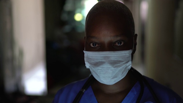 带面罩的女护士肖像视频素材