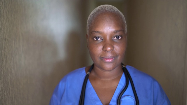 微笑的女护士/医生的肖像视频素材