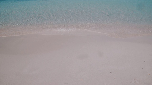 巴利阿里岛Formentera透明干净的海浪视频素材