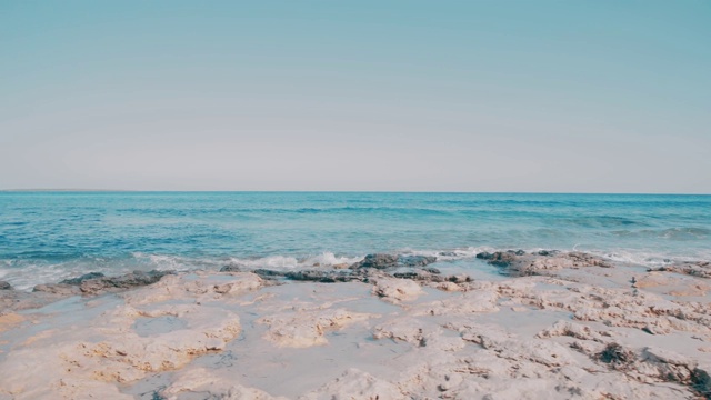 巴利阿里岛福门特拉在洛基海滩旅游视频素材