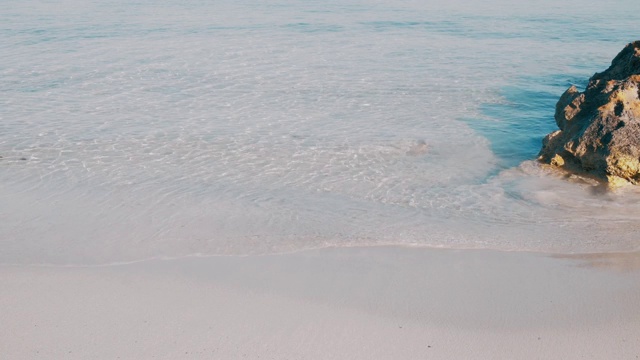 巴利阿里岛福门特拉透明海滩波浪视频素材
