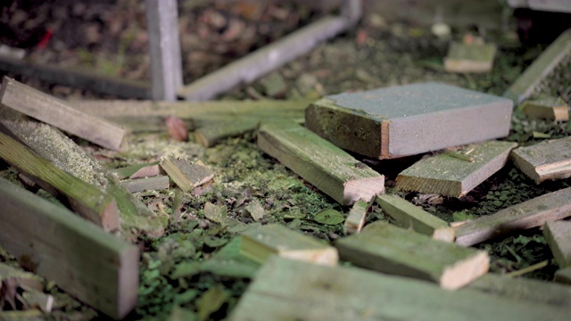 锯下的木料落在锯下的木桩上视频素材