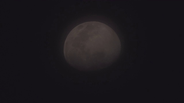 月亮在晚上的时间，月光在云的黑暗背景，望远镜近距离在黑色的天空背景视频素材