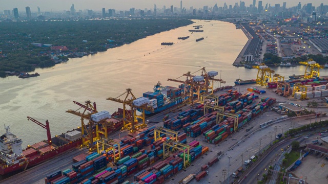在进出口业务物流中使用起重机装载集装箱的国际港口俯视图。视频素材