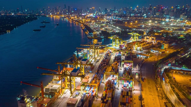 在进出口业务物流中使用起重机装载集装箱的国际港口俯视图。视频素材