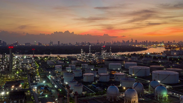 日落时分，国际港口附近的炼油厂的Hyperlapse或Dronelapse鸟瞰图。日落时分的炼油厂。炼油厂及油罐视频下载