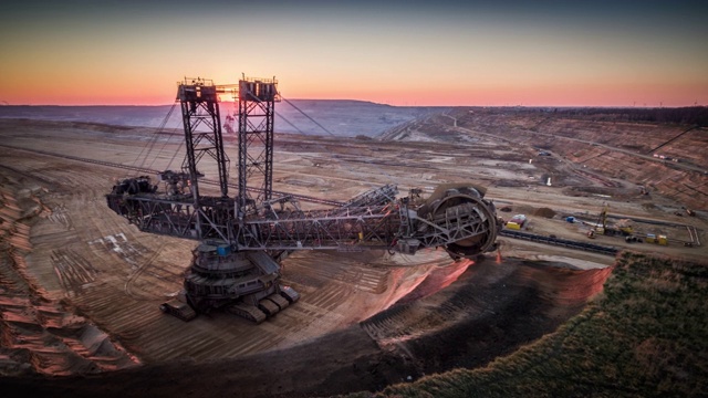 航拍:一个褐煤露天矿，用一个巨大的斗轮挖掘机视频下载