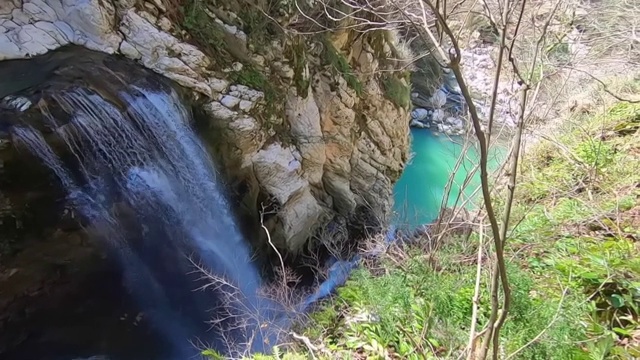 美丽的彩色景观山瀑布与湖泊与绿松石水。视频素材