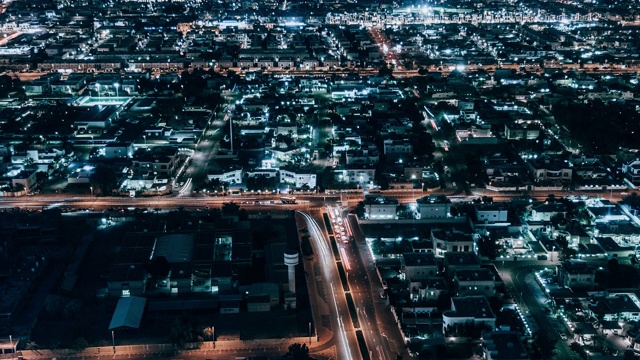 T/L ZI鸟瞰图的住宅区在晚上/迪拜，阿联酋视频素材