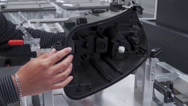 在现代工厂的三维测量机器平台上插入塑料铸件视频下载
