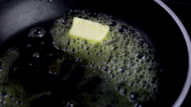 黄油在锅里融化视频素材