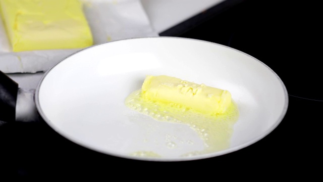 黄油在锅里融化视频素材