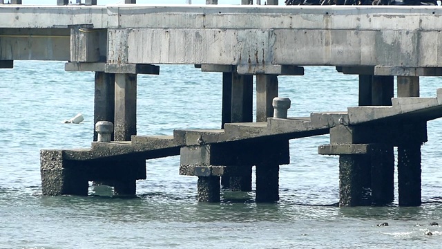 码头结构与潮汐水。视频下载