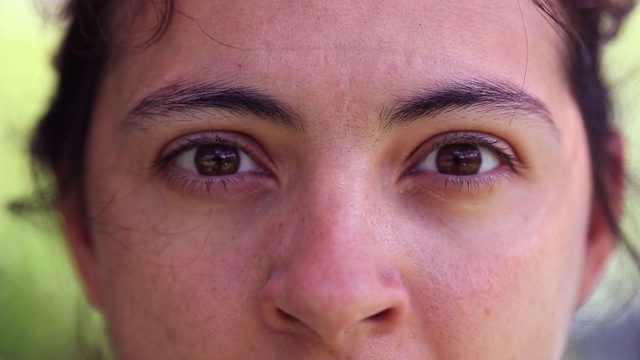 30多岁的女人面对镜头。人的眼睛盯着的特写视频素材