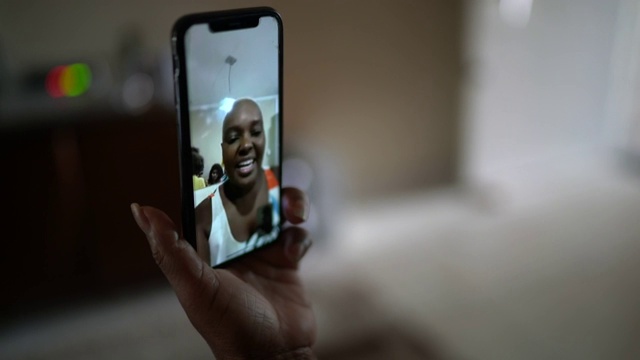手机屏幕上的家庭视频聊天在家视频素材