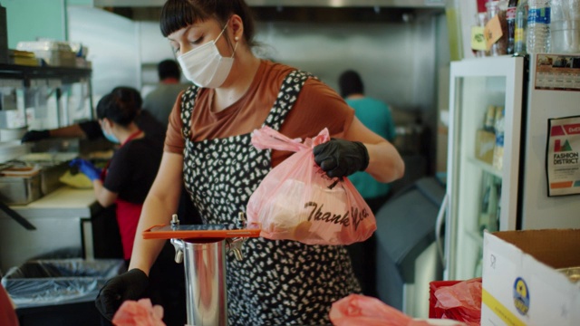 新冠肺炎封锁期间戴口罩和手套的餐厅工作人员视频素材