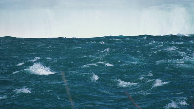 尼亚加拉瀑布，安大略，加拿大，水流而下视频素材