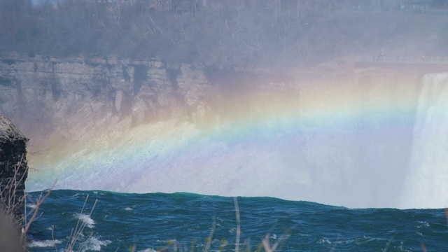 加拿大尼亚加拉大瀑布上的彩虹视频素材