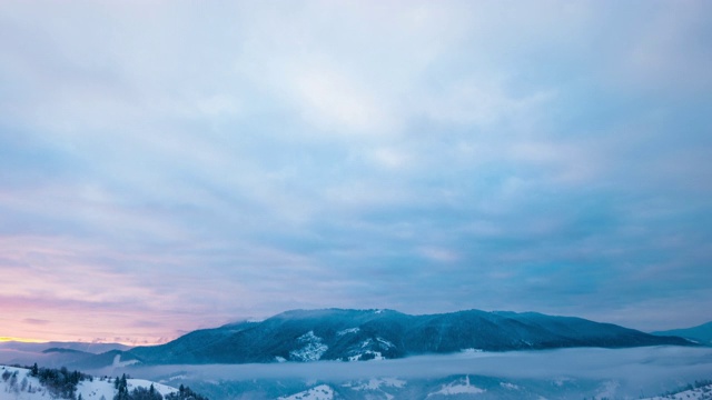 在雾日落冬季山的观点视频素材